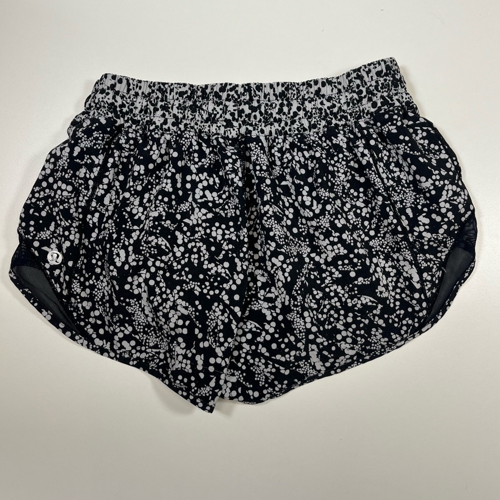 Lululemon Hotty Hot Shorts 2.5” Women’s Size 4 Chirasu Black /Alpine White - Picture 3 of 7
